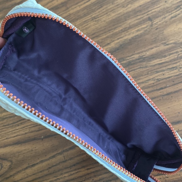 11:01  Anastasia Beverly Hills cosmetic bag - Picture 5 of 7